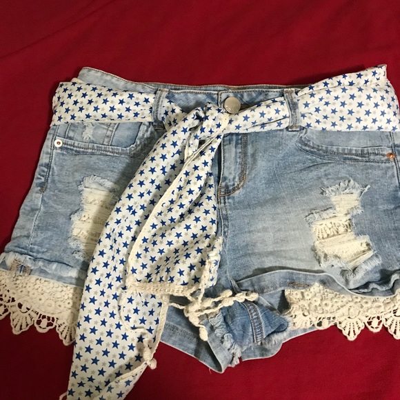 Belted short jean shorts with crochet embellished - Picture 6 of 10